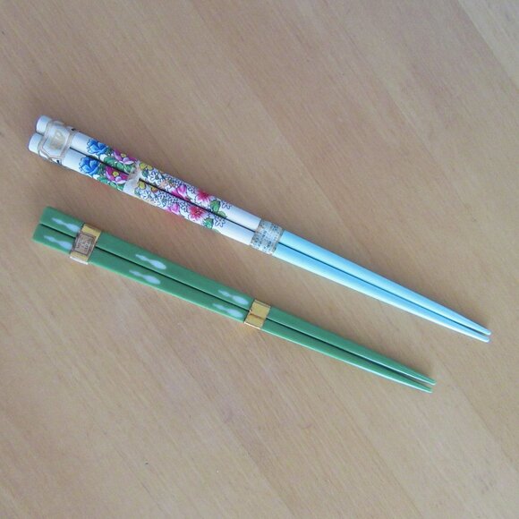 Chopsticks - set of 2 - Pier One & Japan - floral - hair sticks - Picture 2 of 6